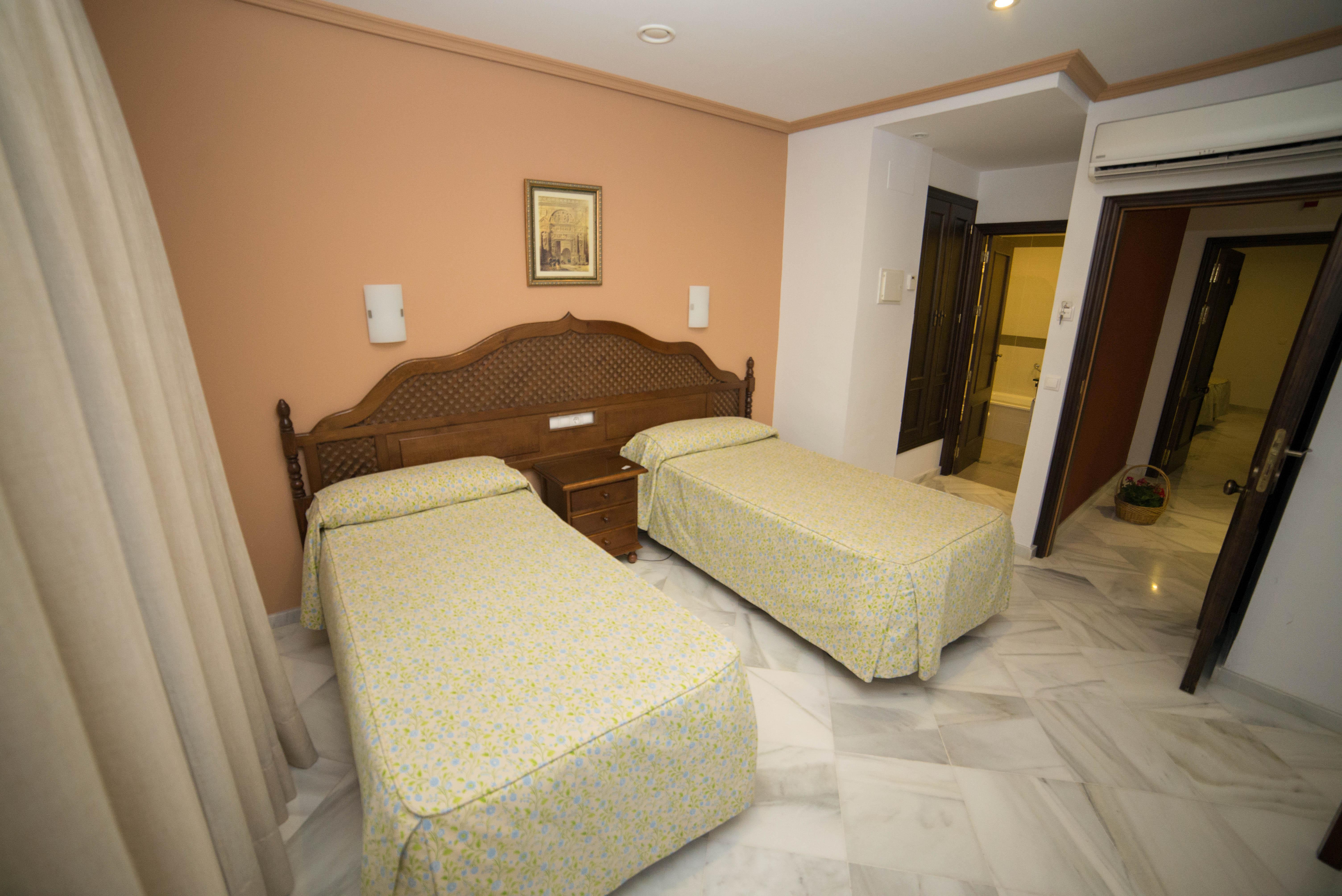 โลส โอเมนาส Hotel กอร์โดบา ภายนอก รูปภาพ