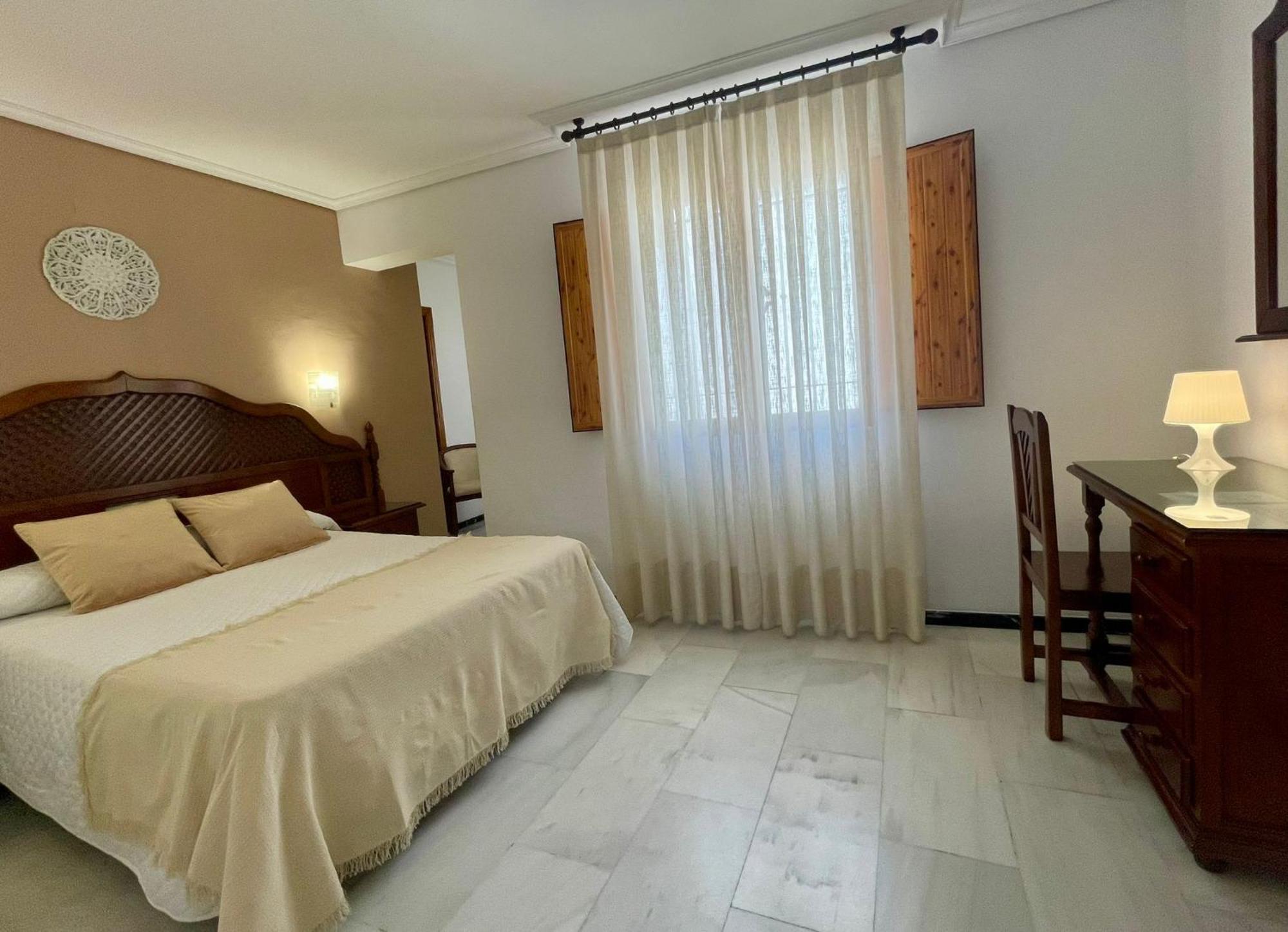 โลส โอเมนาส Hotel กอร์โดบา ภายนอก รูปภาพ