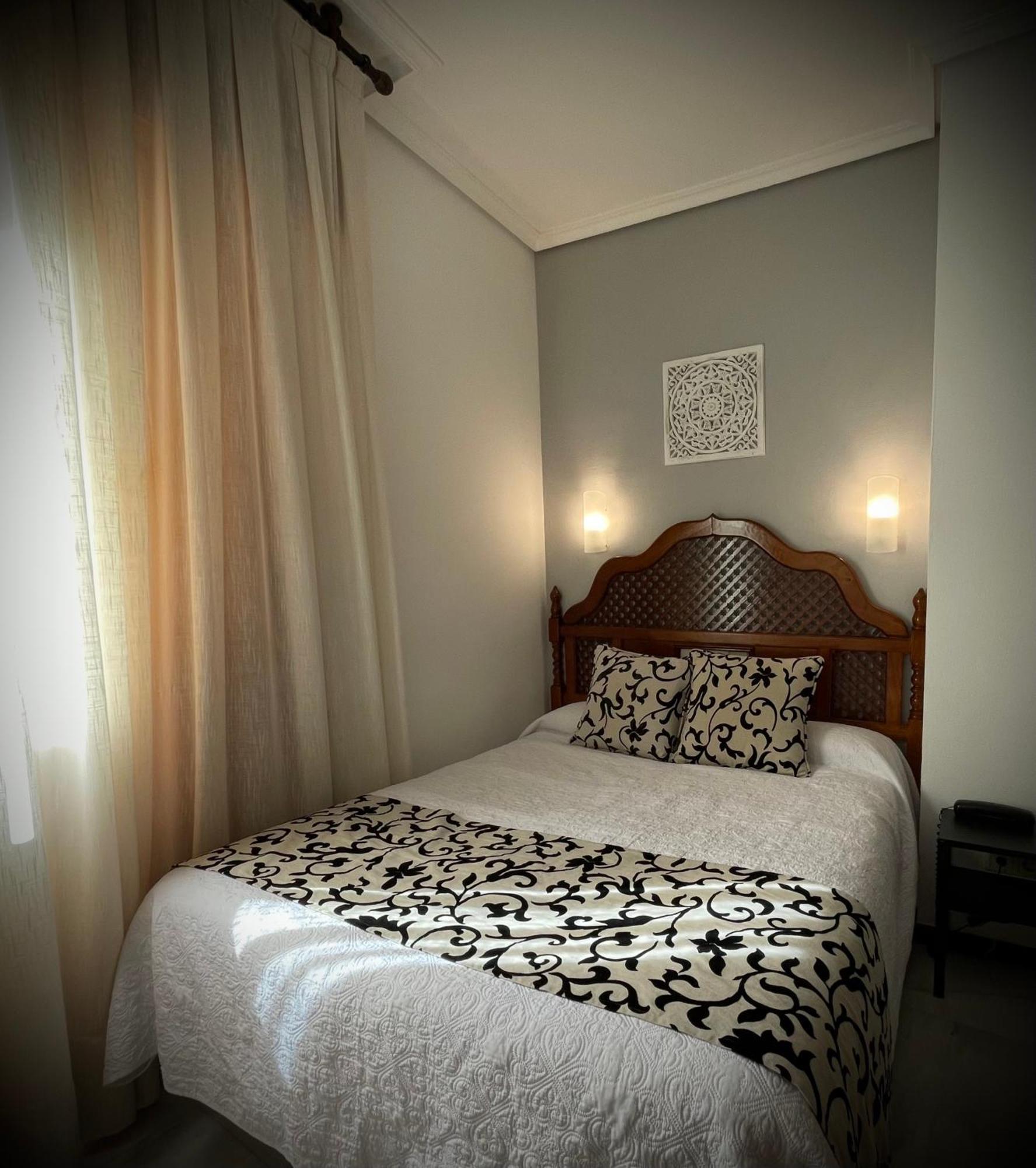 โลส โอเมนาส Hotel กอร์โดบา ภายนอก รูปภาพ