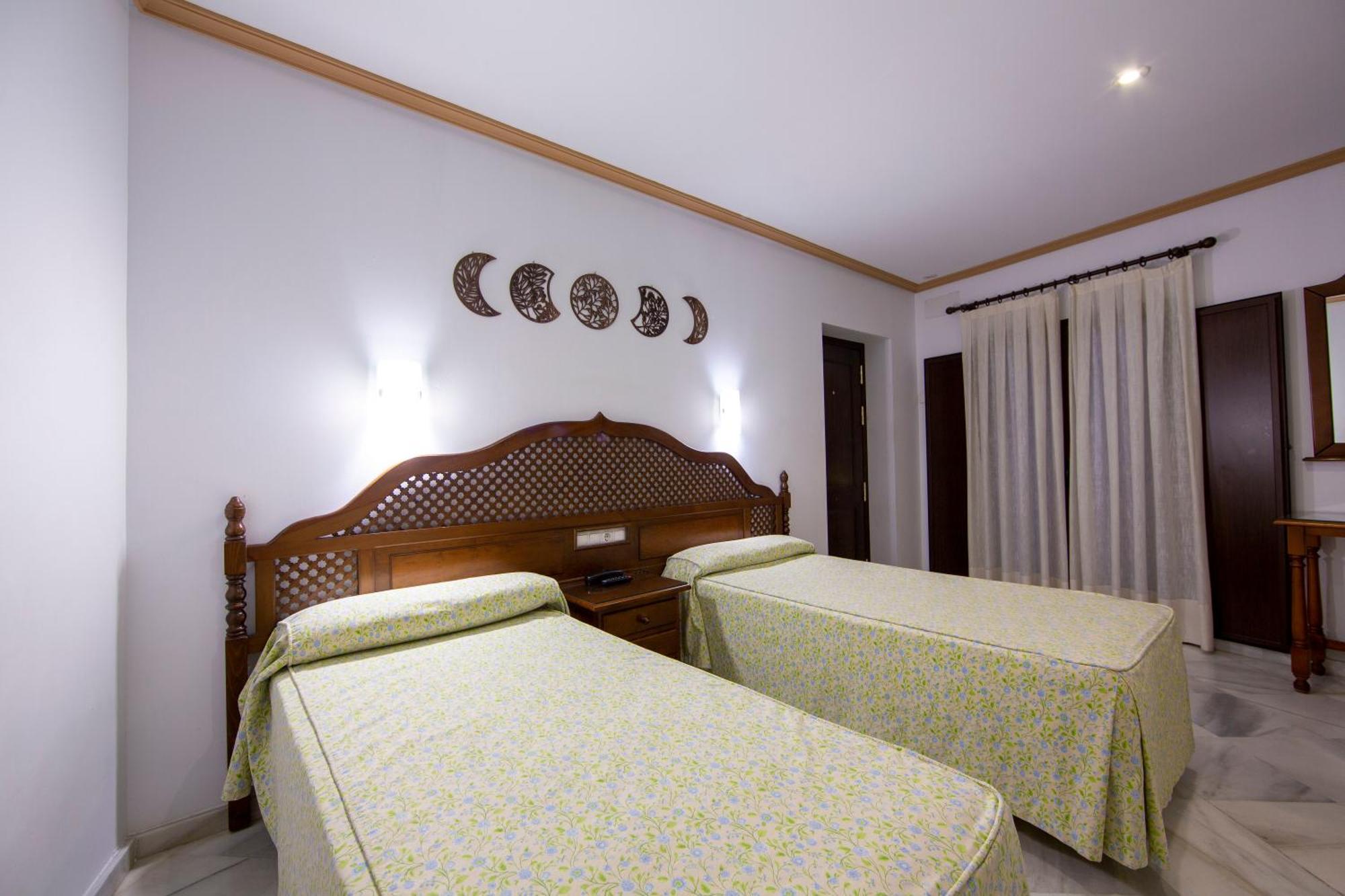โลส โอเมนาส Hotel กอร์โดบา ภายนอก รูปภาพ